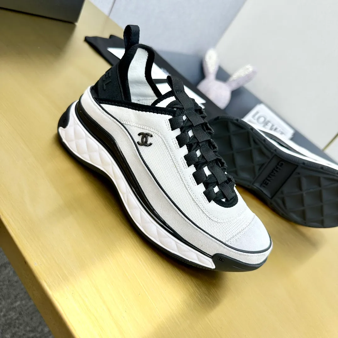 👟👟Ex-factory price 480👟👟 Women's shoes, women's clothing, top version Chanel Chanel - 2023 counter top casual sports shoes. This classic design; the upper is electro-embroidered with a variety of techniques; the outsole is fashionable and sporty; it is unusual to incorporate a variety of color matching elements... The diversified mix and match is very beautiful and versatile, and can be used for leisure, fashion, sports and outdoor... ꫛꫀꪝ Go➫ Material: ❶The upper is made of: original imported mercerized velvet + double-layer breathable mesh ❷The inner lining is made of: the original imported breathable mesh ❸The outsole is based on: original T👟👟factory price U combination outsole counter boutique packaging full set women 35-41 men 38-46 ᅟᅠᅟᅠᅟᅠ